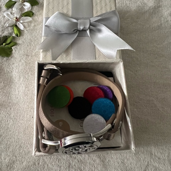 Romanda Essential Oil Bracelet. NIB - Picture 2 of 12